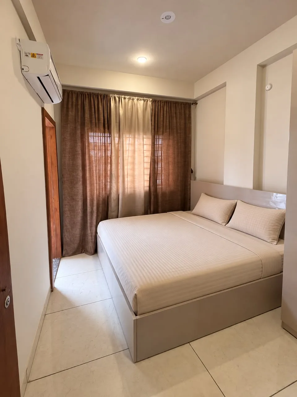 Bedroom with double bed, fresh linen and air conditioner